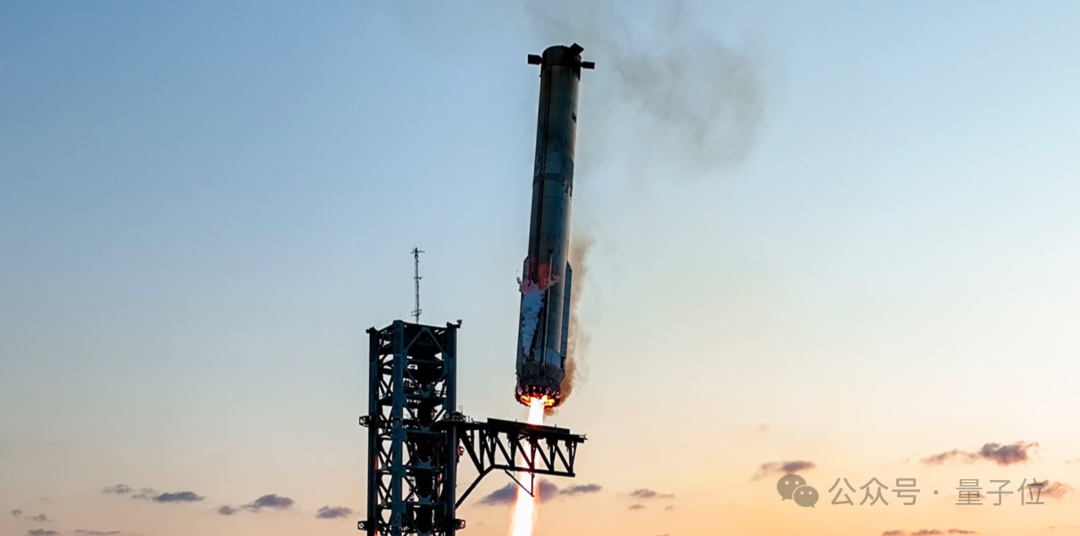 火箭在日落时分发射升空