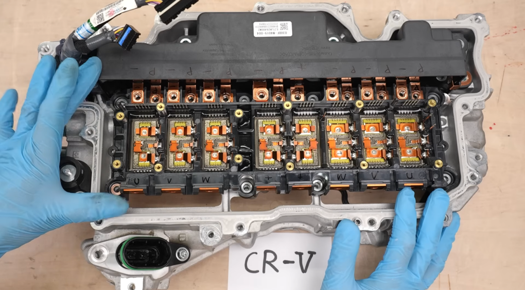 手持标有CR-V的电源模块组件