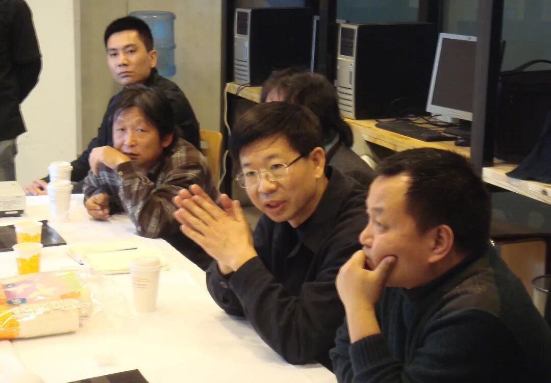 2007年时任中央美术学院校领导与设计学院团队研讨交通工具设计教学