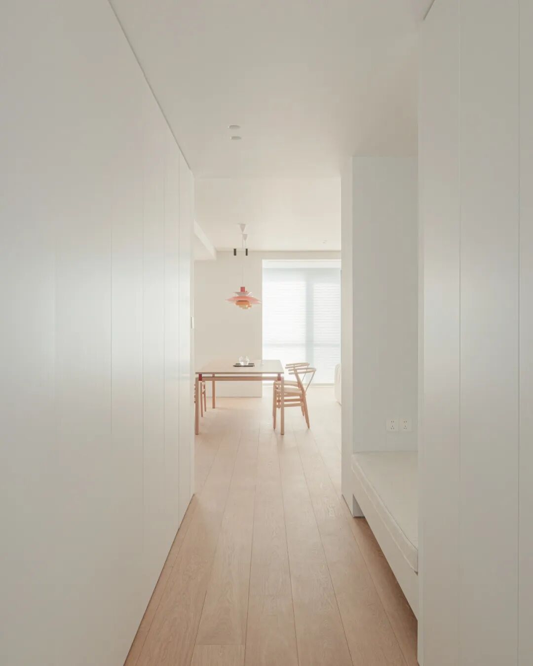 狭长的白色走廊尽头是明亮的用餐区