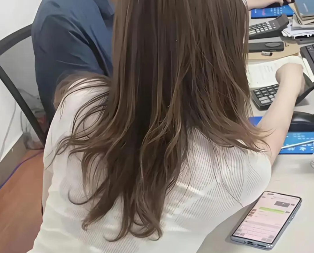 HR办公室工作场景
