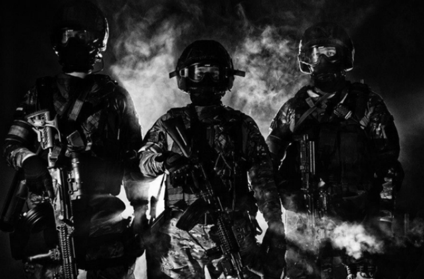全副武装的特种部队士兵在烟雾中站立