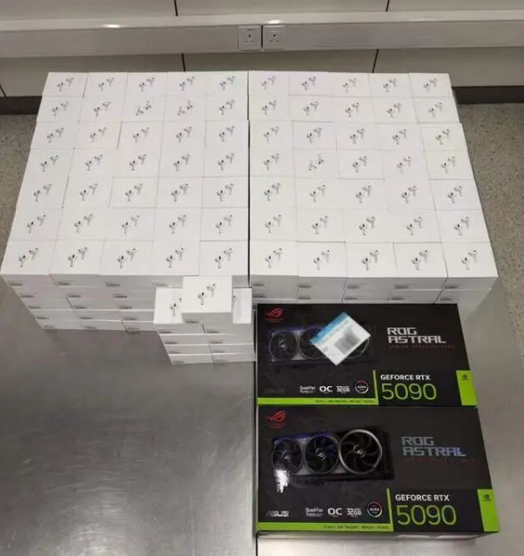 堆叠的白色包装盒与华硕ROG RTX 5090包装盒