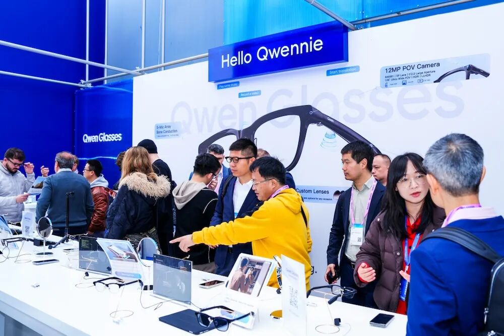 千问AI眼镜展台产品细节展示