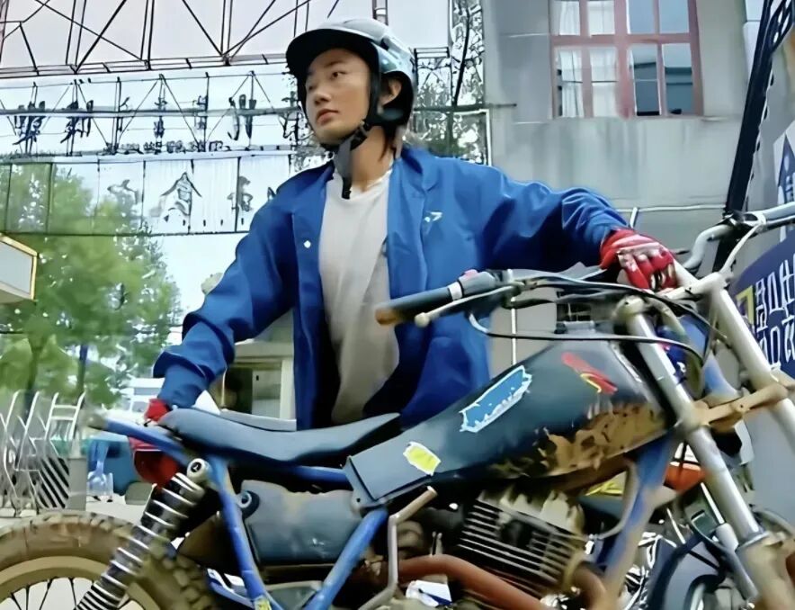 青年张雪早期骑乘越野摩托车的照片