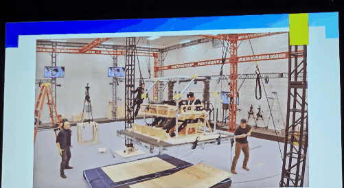 工作人员在大型拍摄现场操作机械装置和摄影设备