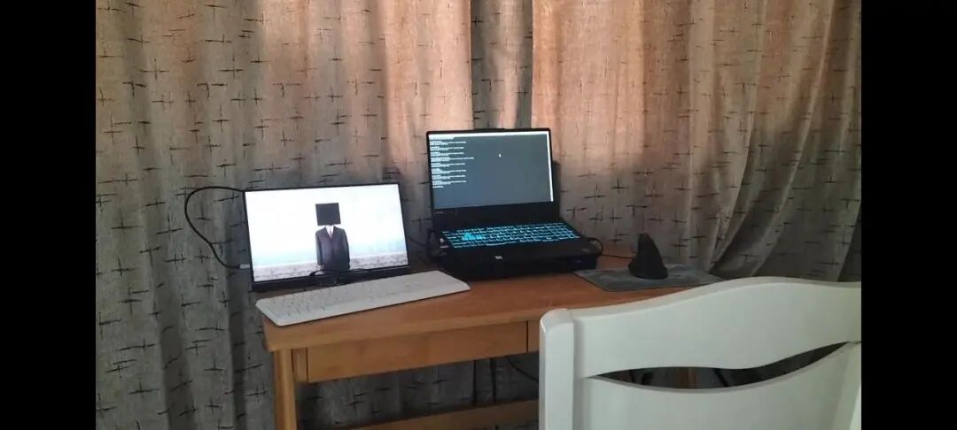 工作室环境，桌面上有两台笔记本电脑