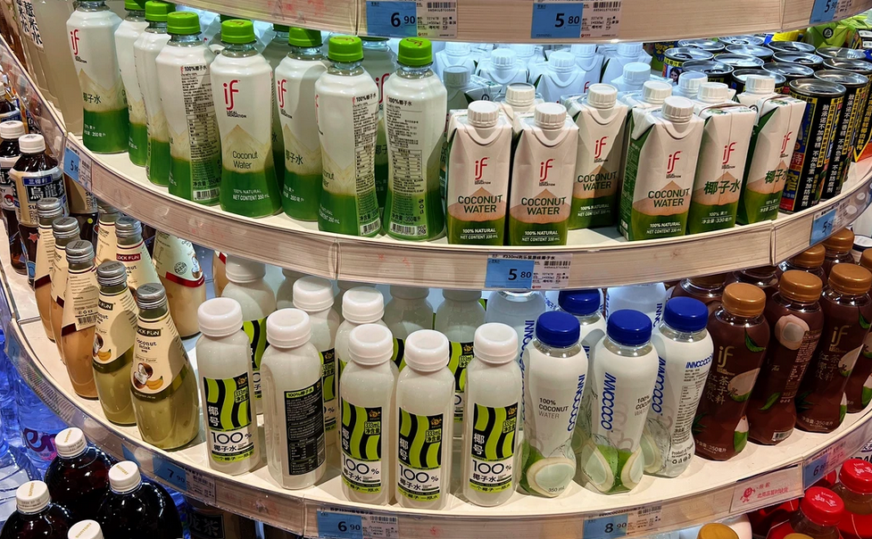 超市货架上的多种品牌椰子水