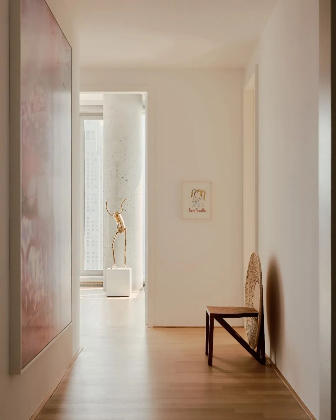 走廊里的抽象画与雕塑