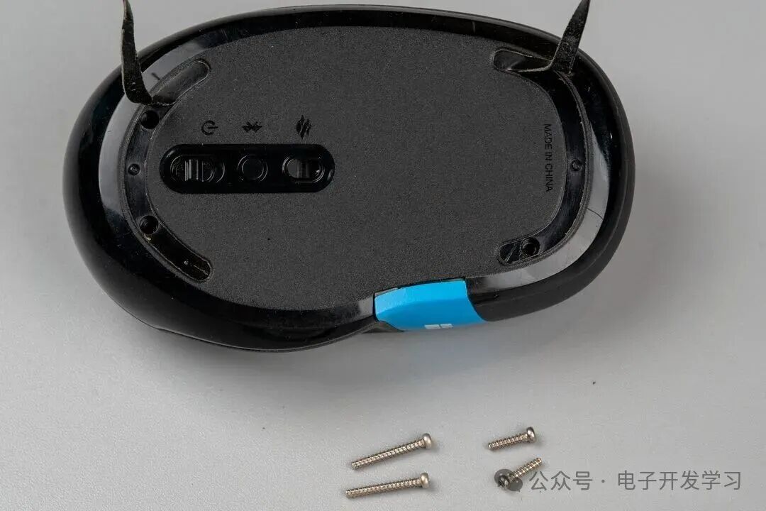撕下的脚垫和螺丝合影