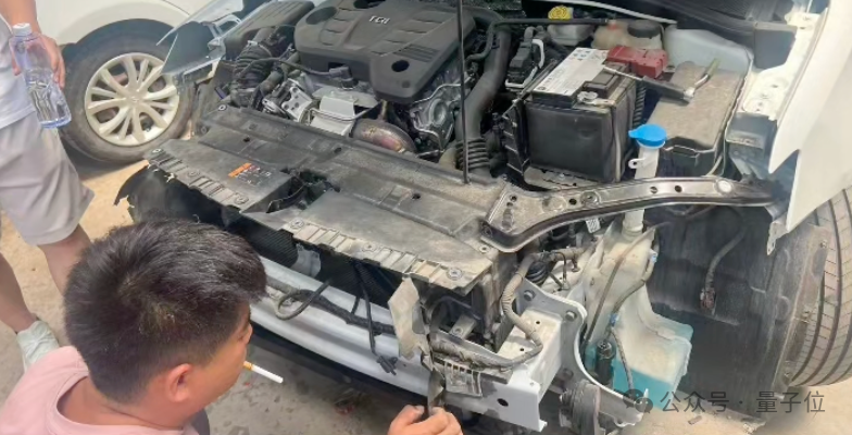学习修车期间检查汽车