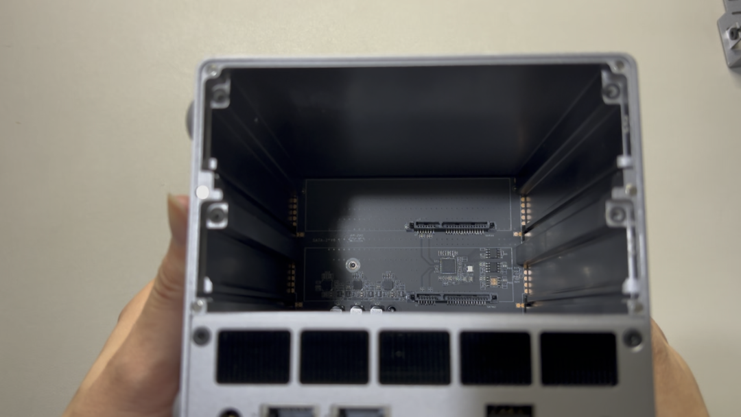 设备内部主板和插槽