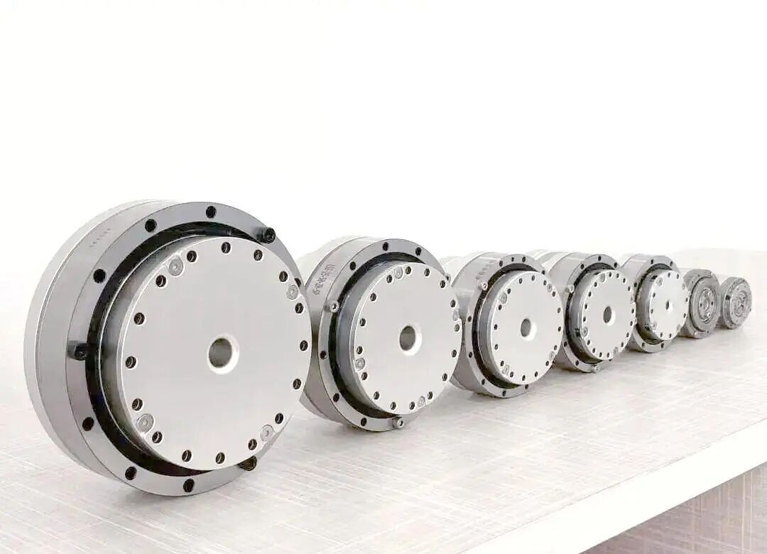 一排整齐排列的银色行星减速器