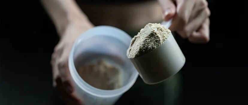 展示酵母蛋白粉末的手部特写