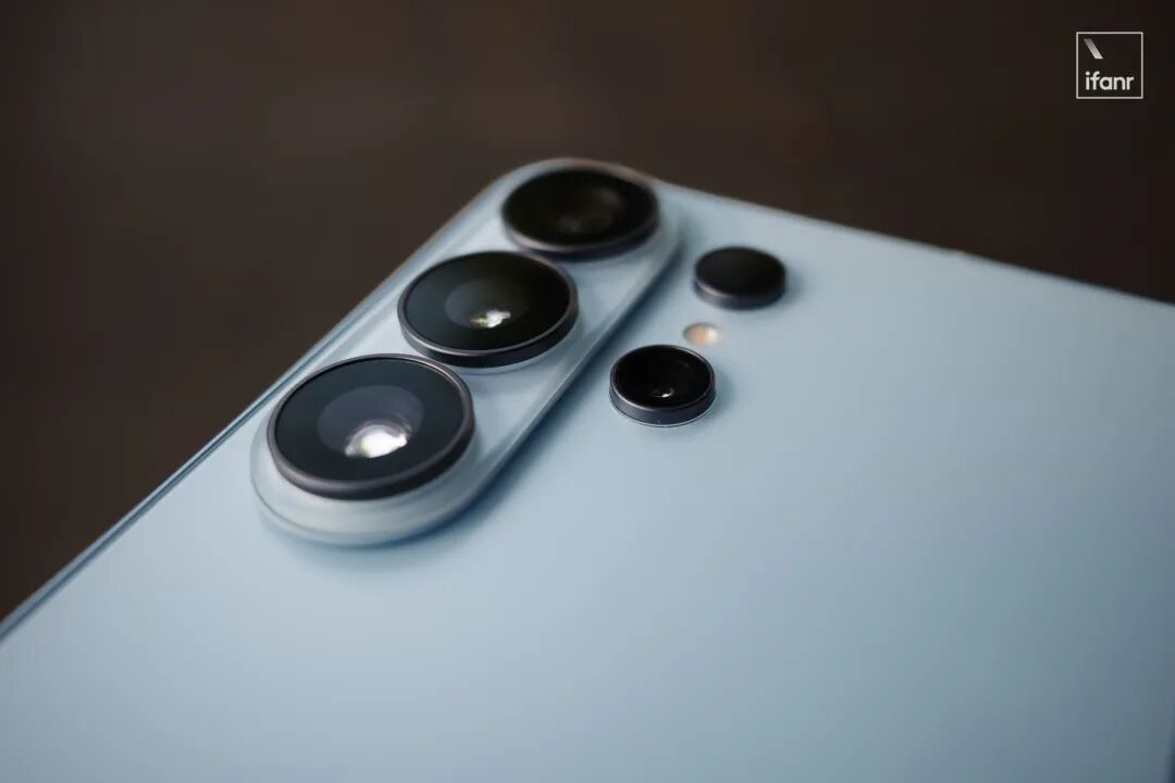 S26 Ultra 圆形长焦镜头开孔特写