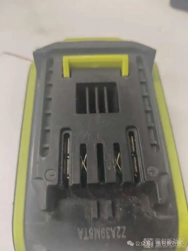 电池包底部触点与丝印