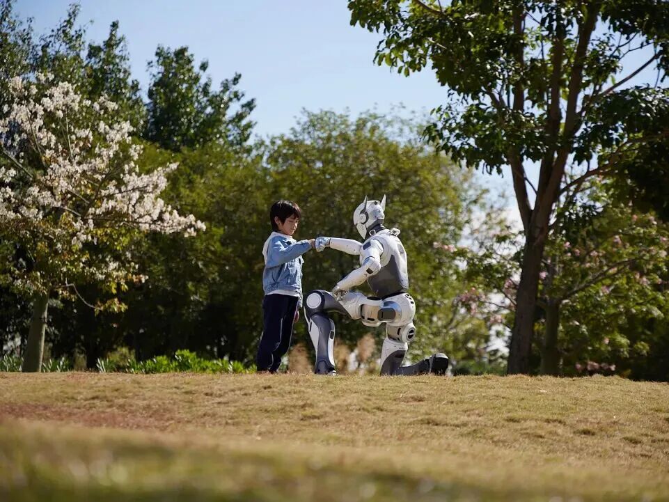 众擎机器人与儿童互动场景