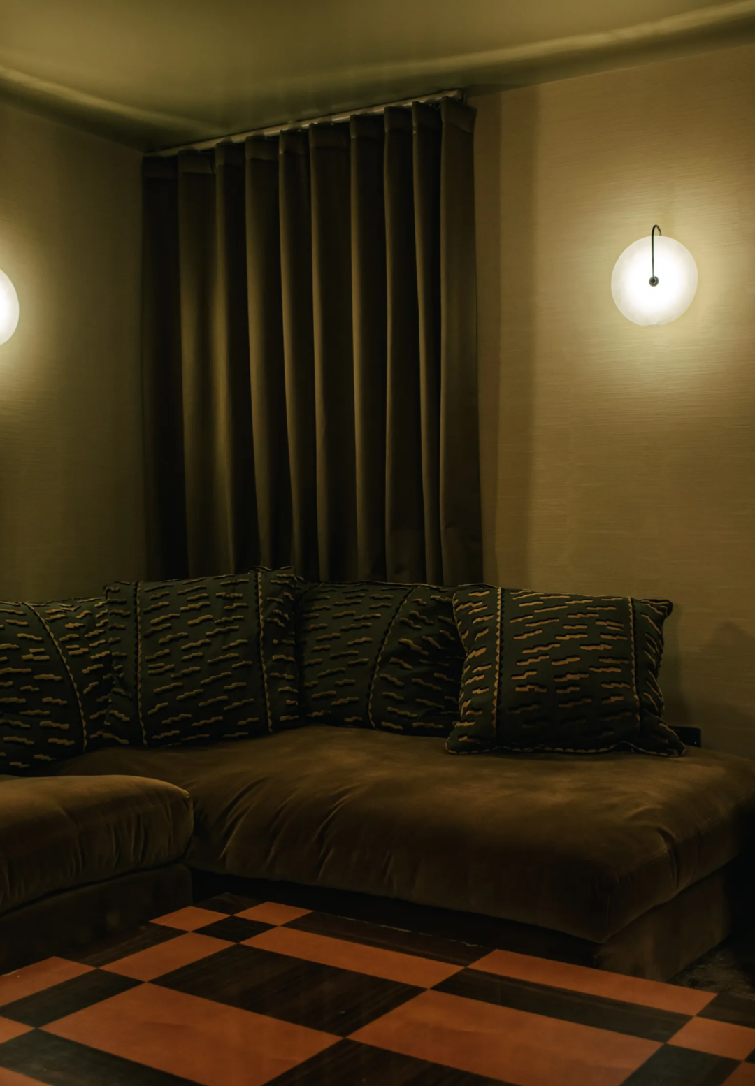 复古风格客厅与棋盘格地板