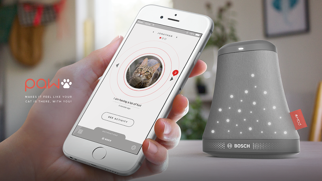 一只手握着一部显示宠物应用界面的智能手机