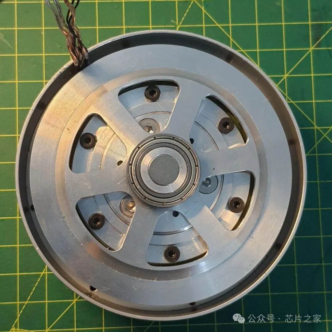 带磁铁的电机转子特写