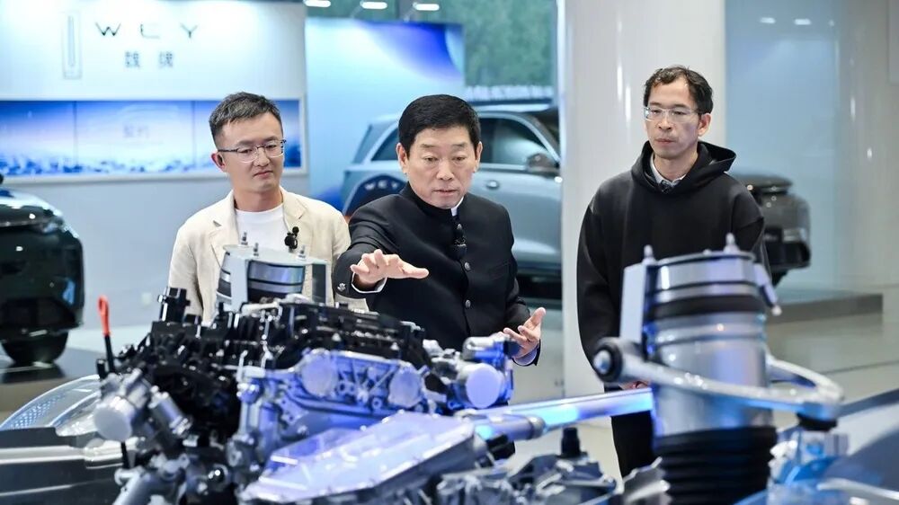 长城汽车归元理念发布会现场，WEY魏牌标识与汽车底盘模型展示