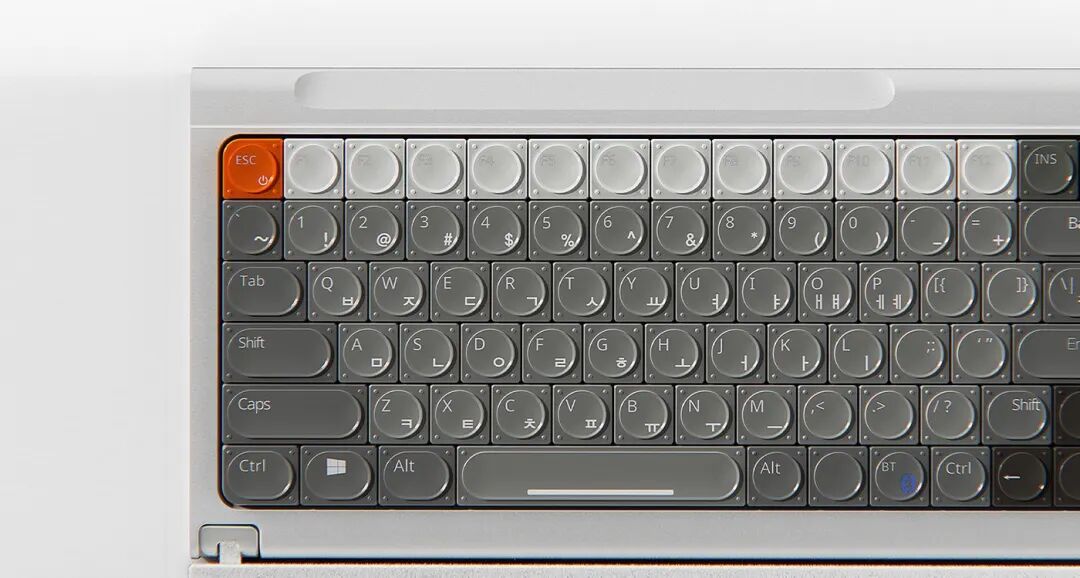 银灰色金属边框带中文标注键盘特写