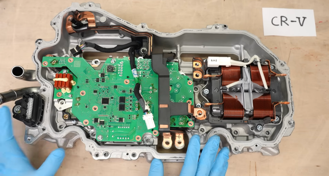 手持标有CR-V的PCU底部电感器组件