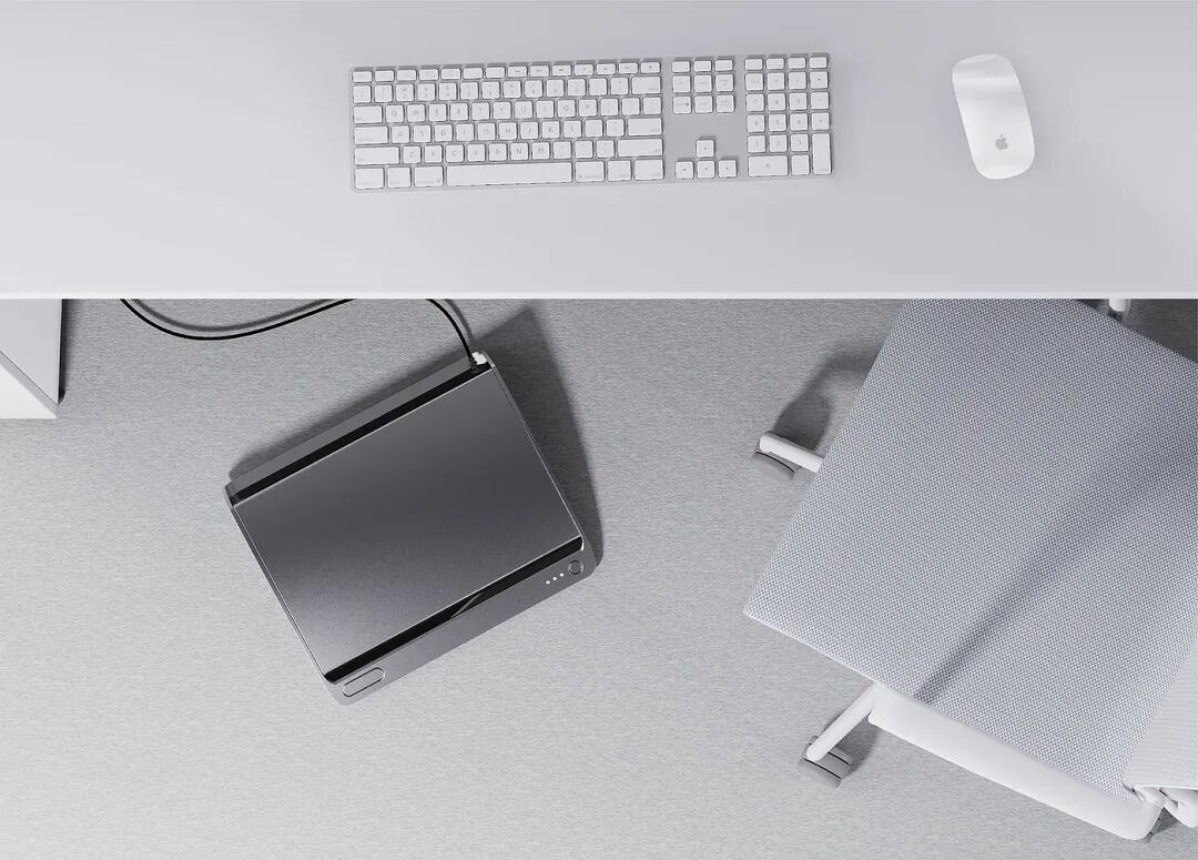 俯视办公桌面与设备