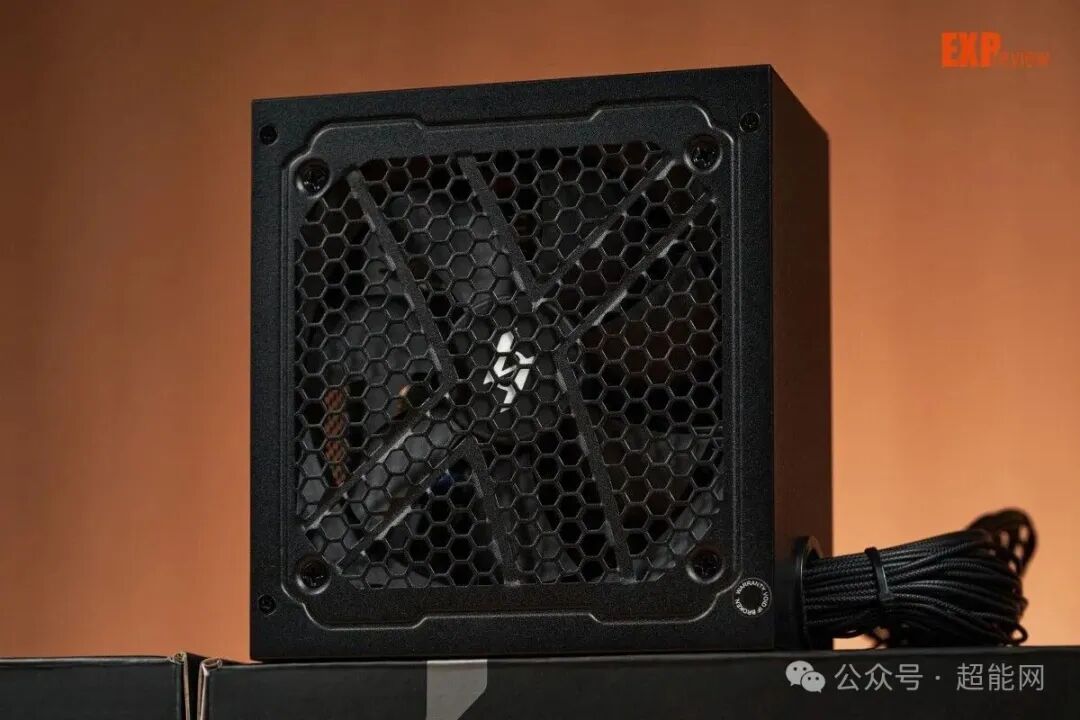 GAMEMAX MAX P750B 电源正面风扇格栅特写