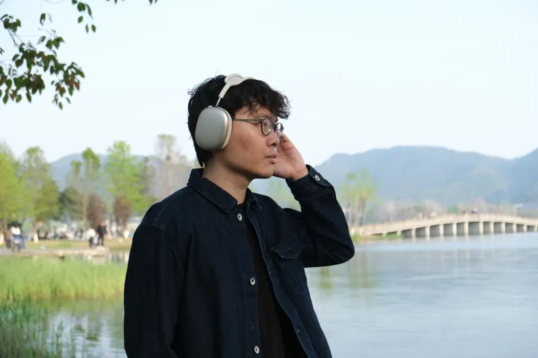户外佩戴AirPods Max 2的场景