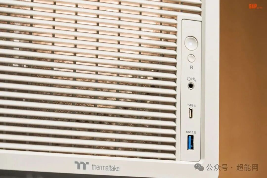 白色机箱侧面 I/O 面板特写,含电源键、Type-C 接口