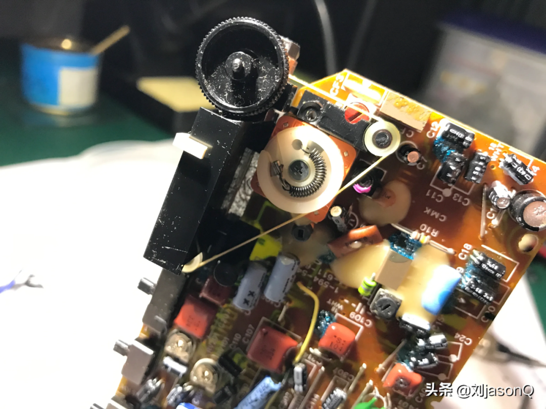 收录放音机内部电路板细节，含电阻电容等元件