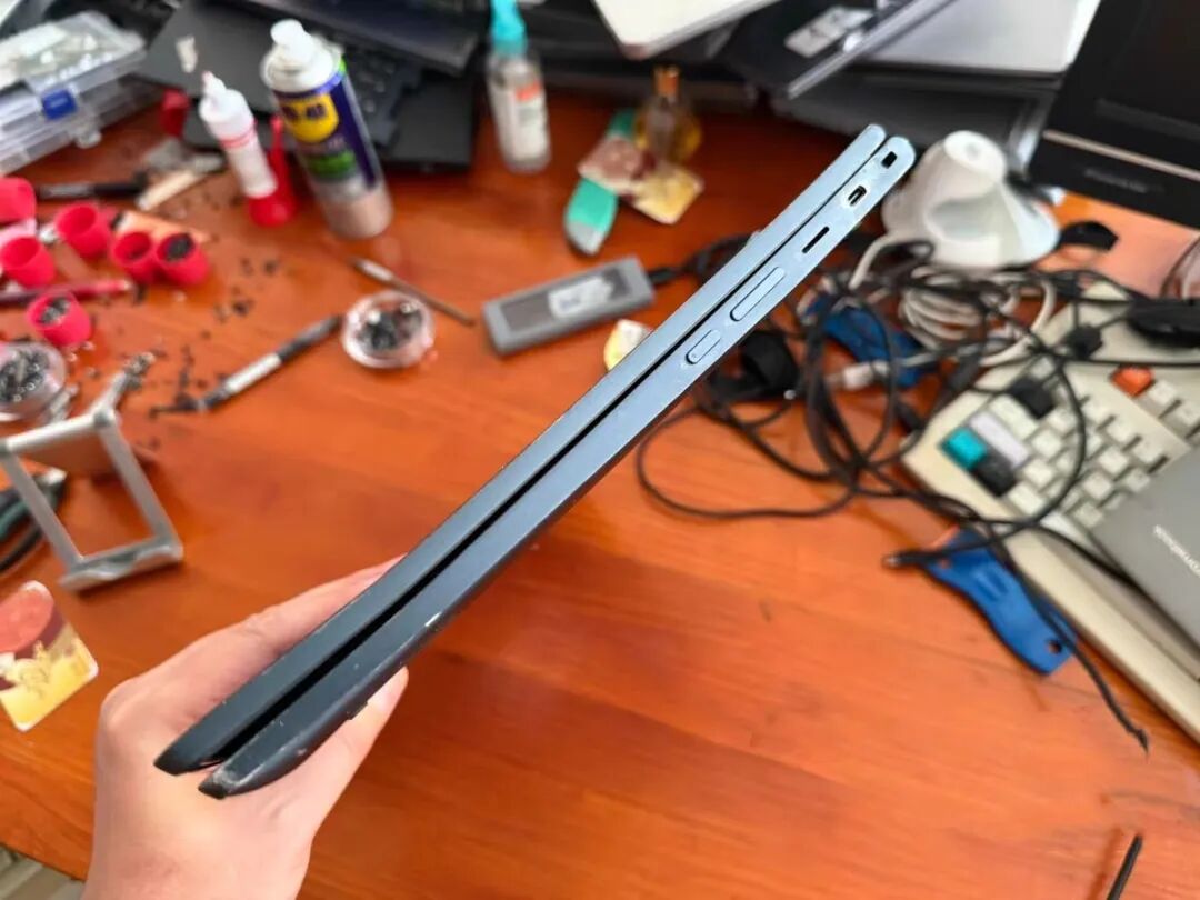 展示联想Chromebook C630笔记本侧面接口特写