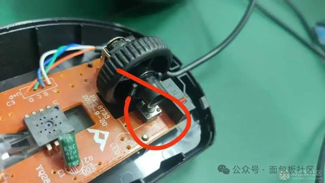 滚轮与编码器开关连接处特写