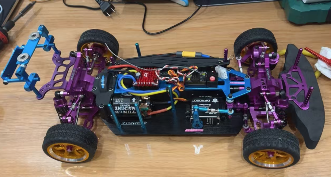 组装好的遥控车内部