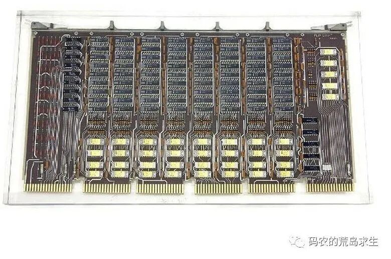 一块复古电路板实物照片，深棕色基板上密集排列着黑色集成电路芯片与金色插槽边缘连接器
