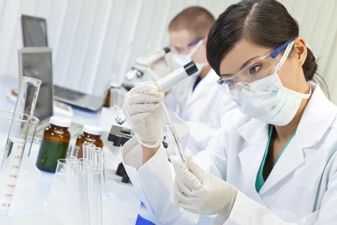 科研人员在实验室中操作实验器材