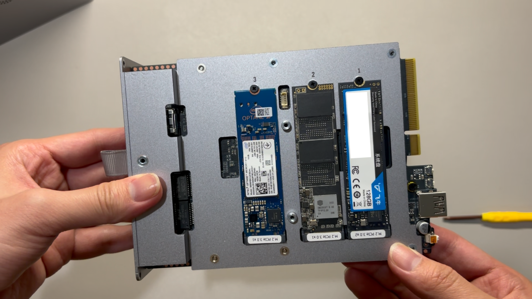 M.2 SSD安装在托架上