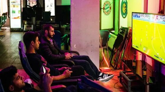 电竞游戏室内的玩家