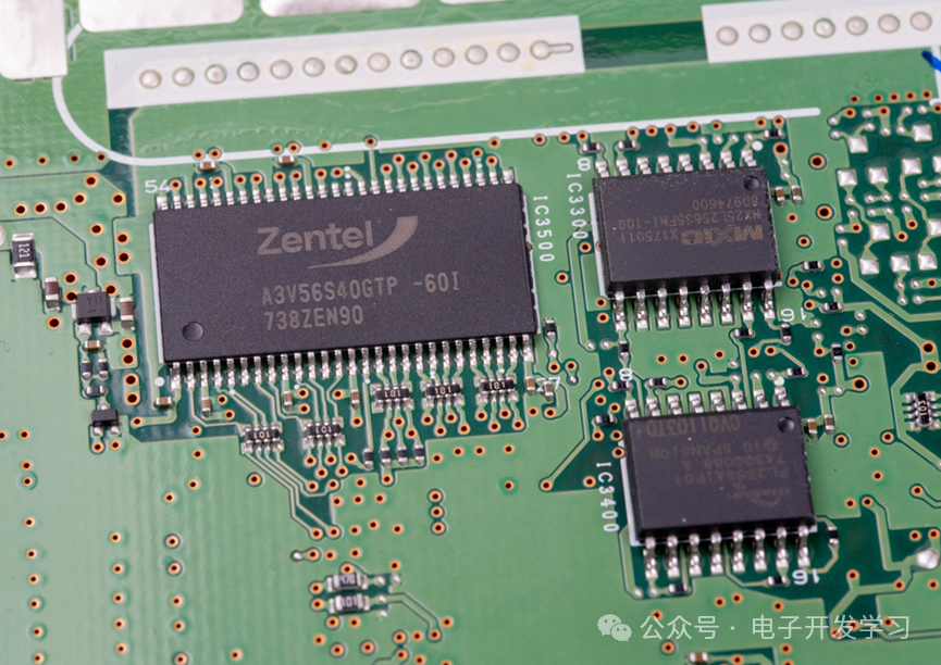 主板背面的存储与内存芯片