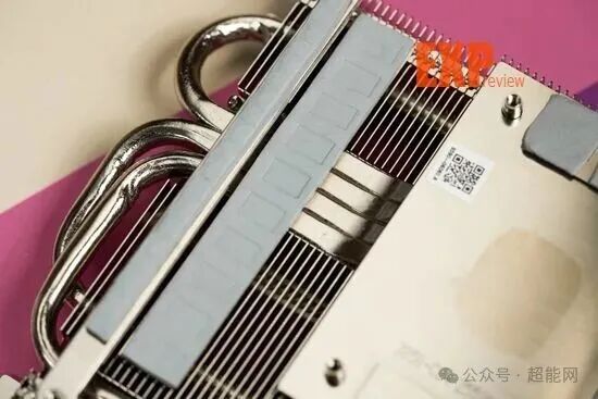 RTX 5070圣光OC散热器铜底与热管特写