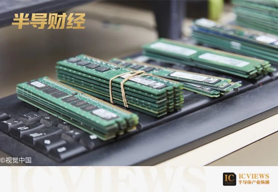 多张绿色内存条堆叠在键盘上