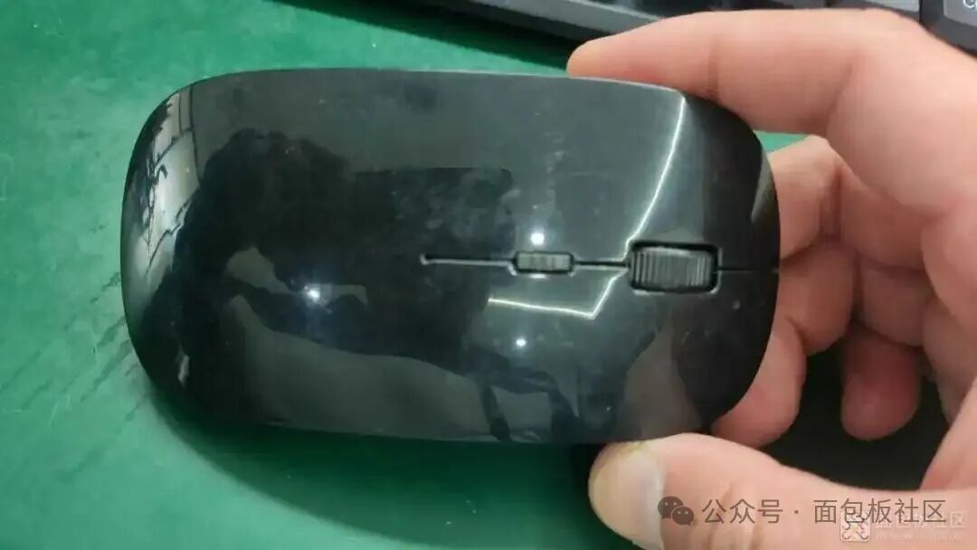 黑色无线鼠标正面外观与滚轮按键布局