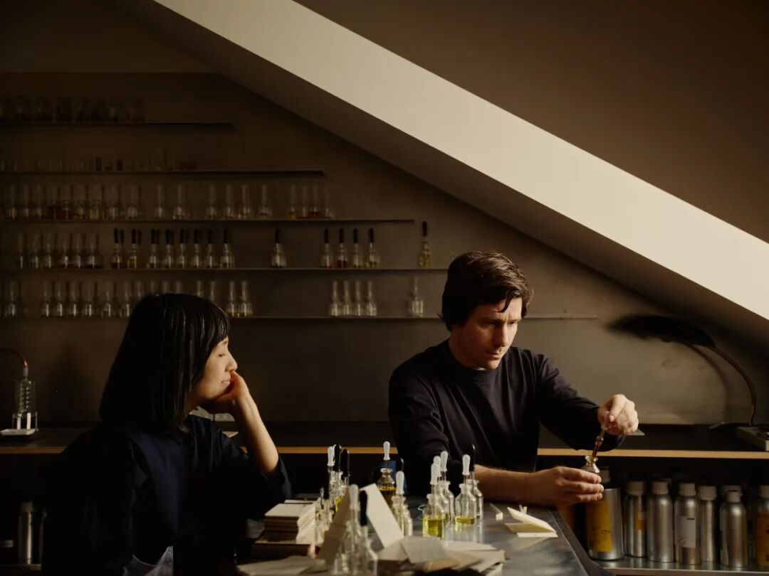 工作室中两人协作调香