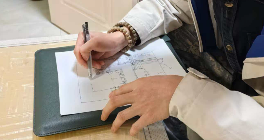 学生正在绘制房屋平面草图