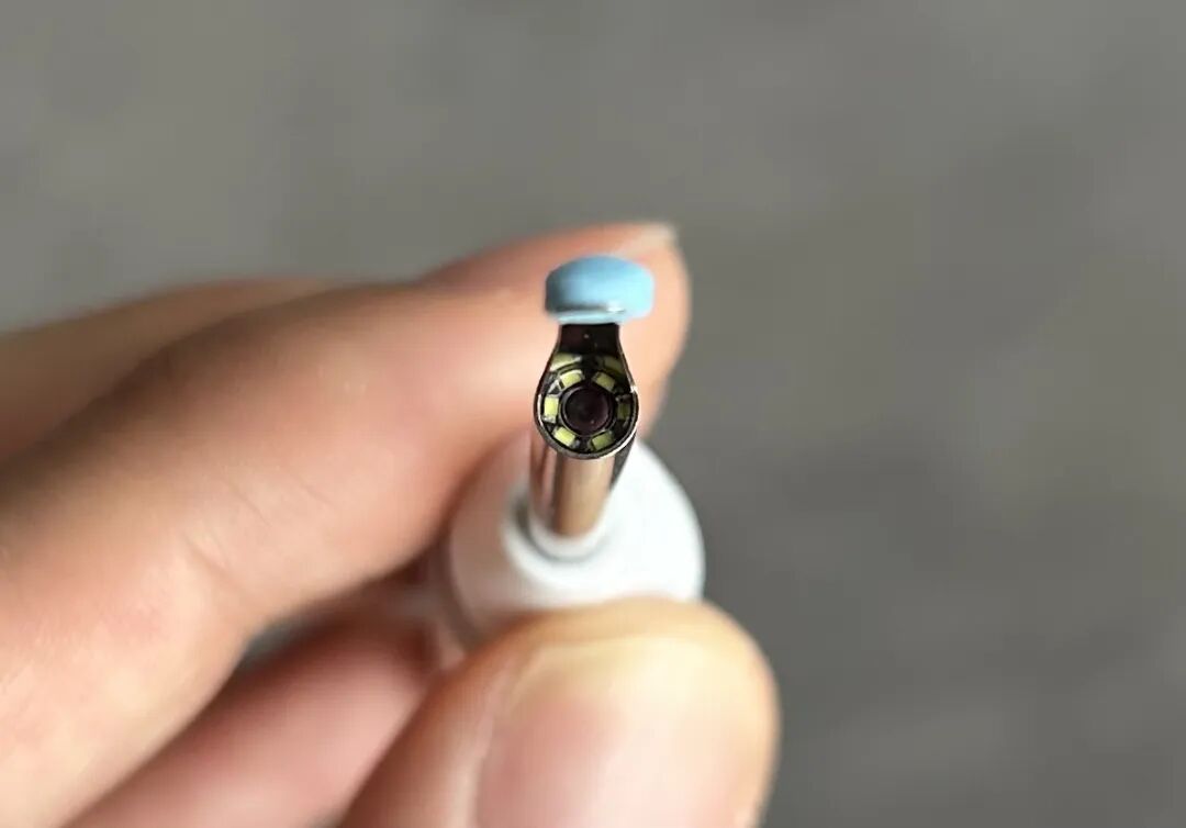 掏耳勺前端的摄像头与LED补光灯特写