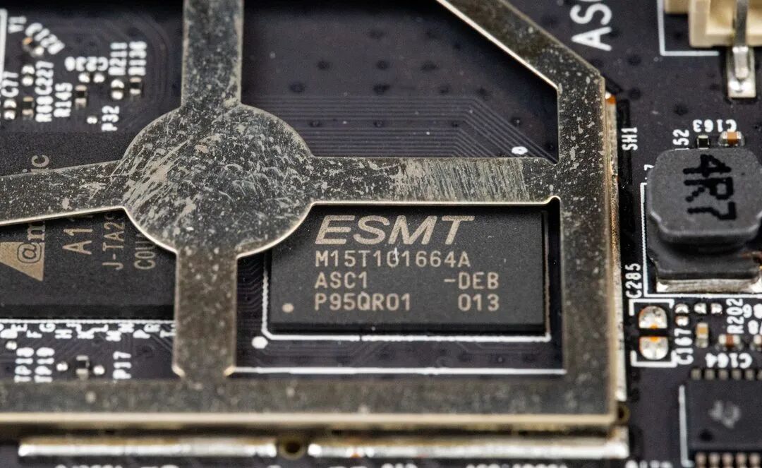 屏蔽罩内ESMT DDR2内存颗粒