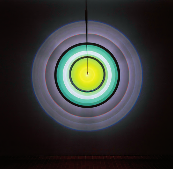 悬挂的圆形灯光装置投射出同心圆光影