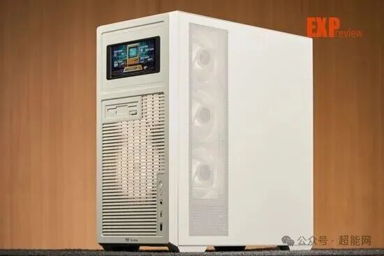 白色塔式主机正面格栅与小屏幕
