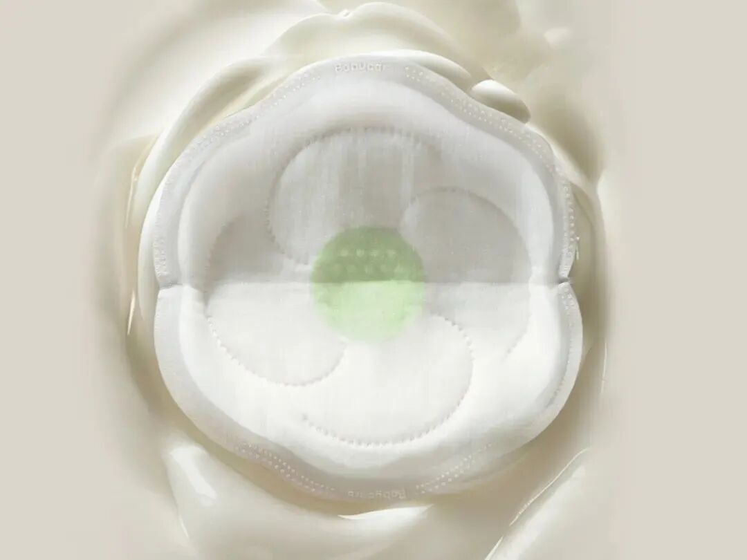 花瓣形状卫生巾特写